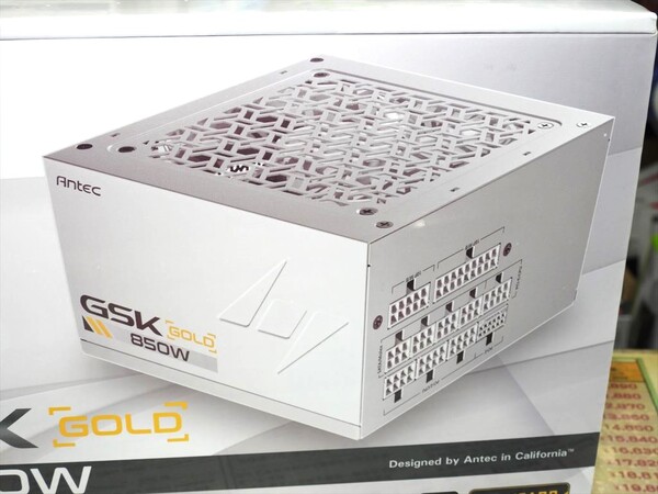 ASCII.jp：本体からケーブルまで“全て白”で統一したAntecのGOLD電源