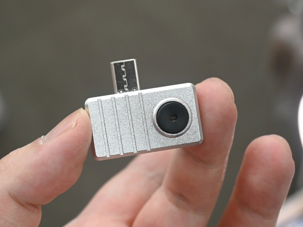 スマホに直挿しして使うUSB Type-C接続の安価なサーモカメラ - 週刊