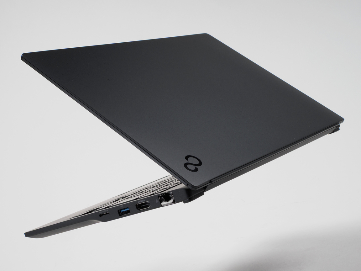 ASCII.jp：（PCの話です）俺は重力を感じなかった。634gのノートPC