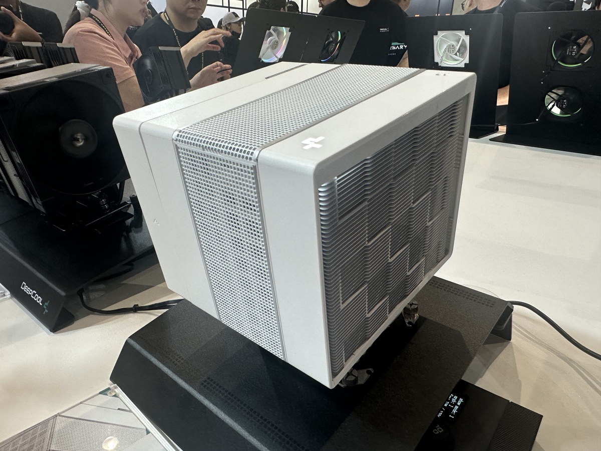 凹凸を無くしてスッキリした白の空冷「ASSASSIN」最新モデルなど