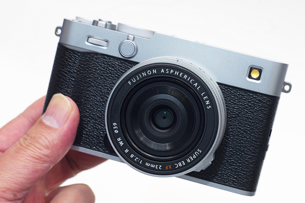 クラカメデザインで小型軽量なのに4000万画素で手ブレ補正も!!＝富士