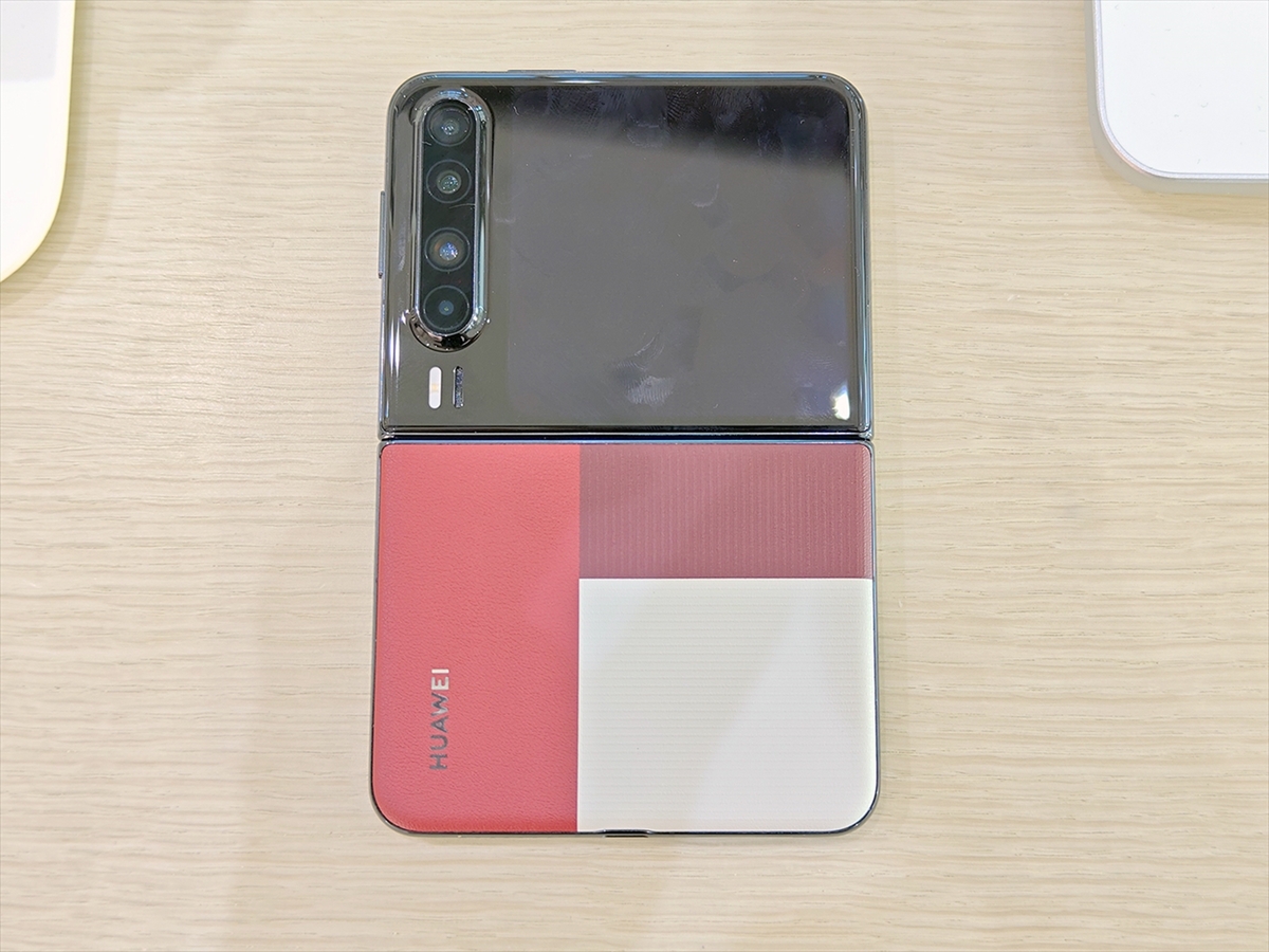 縦折りとも横折りとも言いがたい新たな折りたたみスマホ「HUAWEI Pura