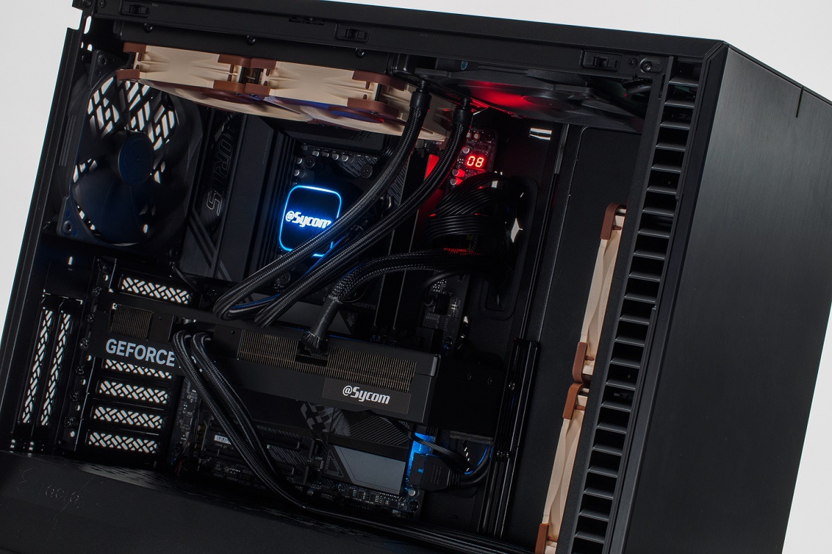 ASCII.jp：おいそれとマネできない機能美！Ryzen 7 9800X3D＆RTX 5070