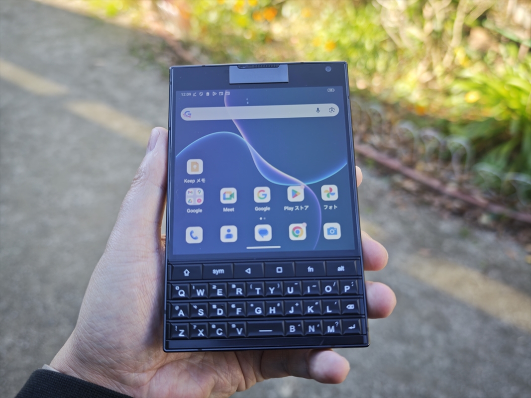 俺は即買い！物理キーボードの満足感溢れたスマホが萌え過ぎる - 週刊