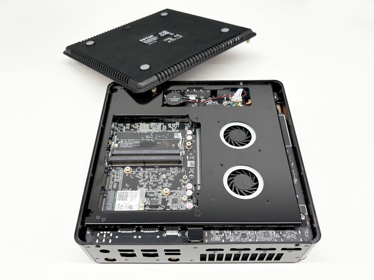 GeForce RTX 5060 Tiを搭載した小型ゲーミングPCの究極形！ 壁掛けも