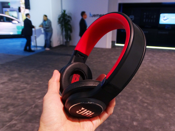 ASCII.jp：太陽光で充電できるソーラーパネル搭載ワイヤレスヘッドホン