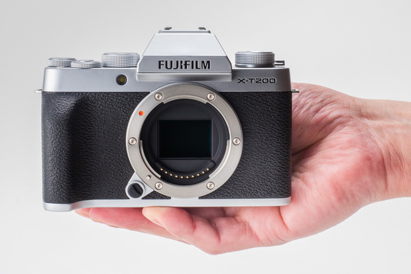 ASCII.jp：富士フイルム X-T200 実機レビュー = なつかしデザインに
