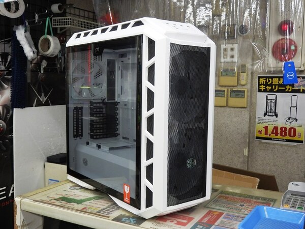 ASCII.jp：200mmの大口径RGBファンを2基を搭載した白色PCケース