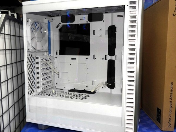 ASCII.jp：人気PCケース「Define 7 Compact」に白色モデルが追加