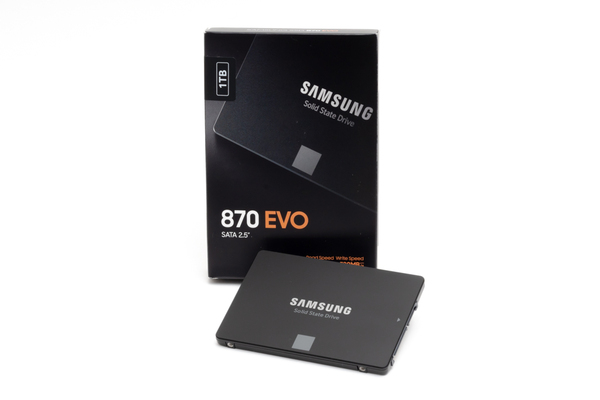 ASCII.jp：3年ぶりのモデルチェンジでSamsung「870 EVO」が最強の2.5