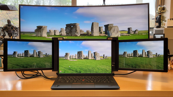 ASCII.jp：話題の折りたたみモバイル3面モニター「Portable Tri-Screen