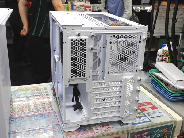 ASCII.jp：3面にメッシュパネルを採用するキューブ型PCケースが10日発売