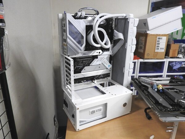 ASCII.jp：長尾のホワイトオープンフレームPCケースにさらに進化した