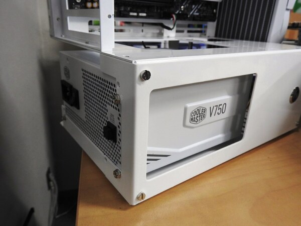 ASCII.jp：長尾のホワイトオープンフレームPCケースにさらに進化した