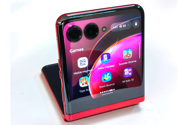 ASCII.jp：縦折りスマホ「razr 40 ultra」が日本で発売したので