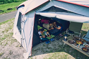 コールマン、夏キャンプ向け「ダークルーム」シリーズから通気性が1.5