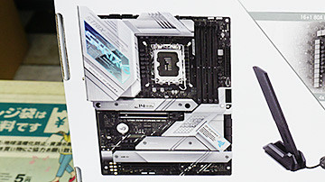 ASUSの白いマザー「ROG MAXIMUS Z690 FORMULA」が発売、OC向けの「APEX