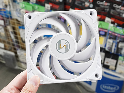 Lian Liの光らない連結ファン「UNI FAN P28」が発売、液晶ポリマー