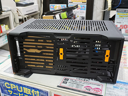 Fractal Designの省スペースPCケース「Terra」が発売、ウォルナットを