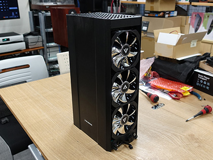 リザーバー/ポンプ/ラジエーター/ファンが一体になった外付け水冷