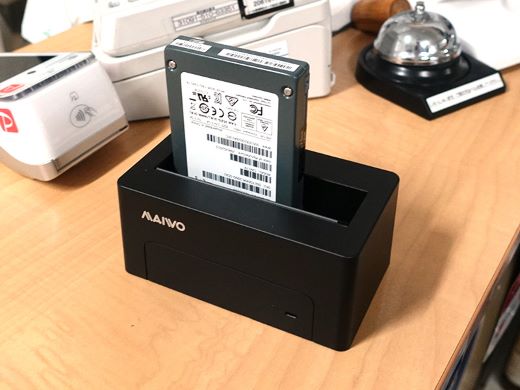 今まで無かった？SASドライブ対応の“お立ち台”型HDDスタンドが入荷