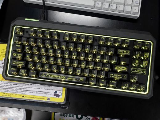 サイバーパンクなデザインのラピッドトリガー対応キーボード「MelGeek