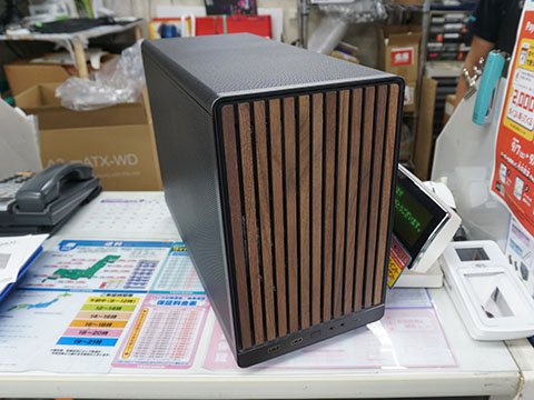 Lian LiのコンパクトmicroATXケース「A3-mATX」に木製フロントパネルの