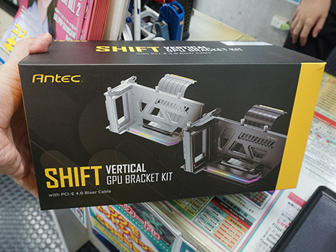 Antec製PCケース対応の光るビデオカード縦置きマウンタ「Antec Shift