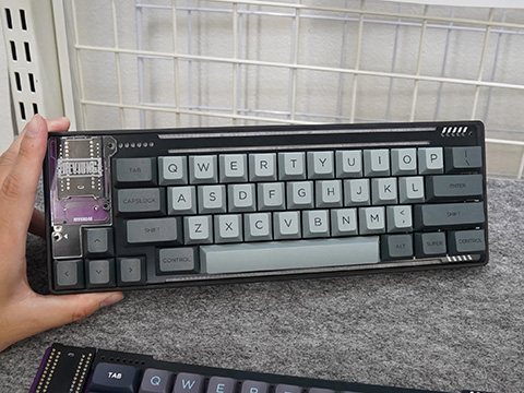 左側に方向キーを配置したコンパクトな自作キーボード「REVIUNG46