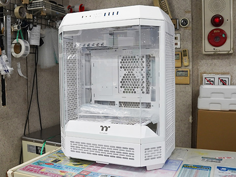 Thermaltakeの八角柱デザインPCケース「The Tower 600」登場、背面