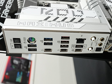 ASUSのOC特化マザー「ROG MAXIMUS Z890 APEX」が発売、メモリ用冷却