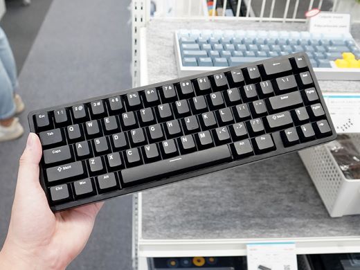 アルミ筐体/ダブルショットPBTキーキャップ搭載で価格を抑えた65