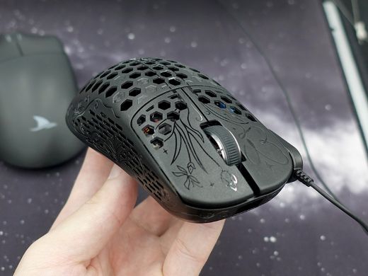 カーボン複合材採用の軽量ゲーミングマウス「UNIUS Black Lotus