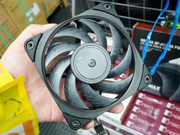 Noctuaの高性能120mmファン「NF-A12x25 PWM」にブラックカラーの新