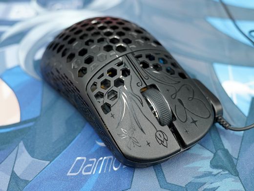カーボン複合材シェルの軽量ゲーミングマウス「UNIUS Black Lotus