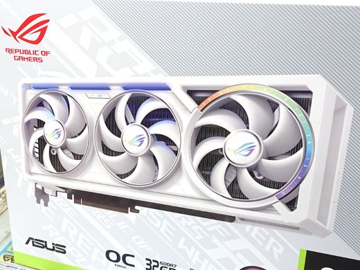裏面にもファンを搭載したASUSのGeForce RTX 5090に白色モデル、価格は