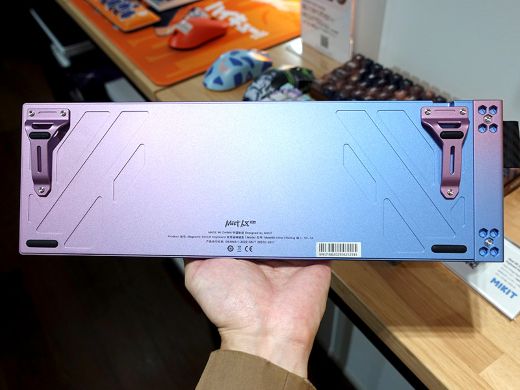 美しいグラデーションカラーが特徴のラピトリ対応ゲーミングキーボード