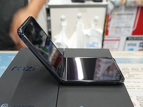 モトローラの折りたたみスマホ「razr 50 Ultra」が84,800円、未使用品