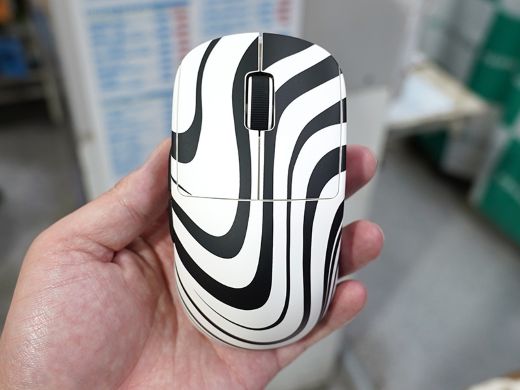 Pulsarの軽量ゲーミングマウス「X2 CrazyLight」にゼブラ柄デザインの