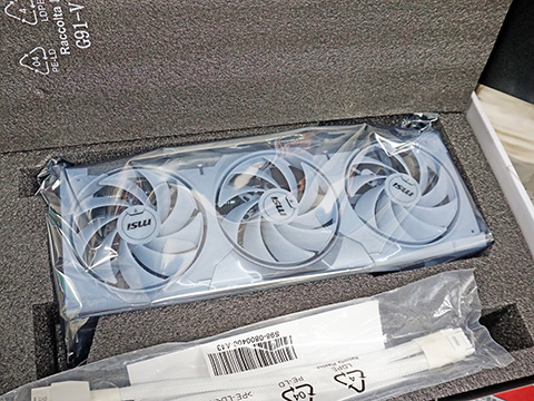 補助電源ケーブルを隠せる白いGeForce RTX 5070 TiがMSIから、3連