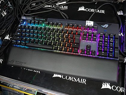 ドット絵を表示できるゲーミングキーボード「ROG Strix Flare II