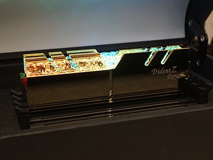 きらびやかに光るDDR4メモリ「Trident Z Royal」の展示デモがスタート