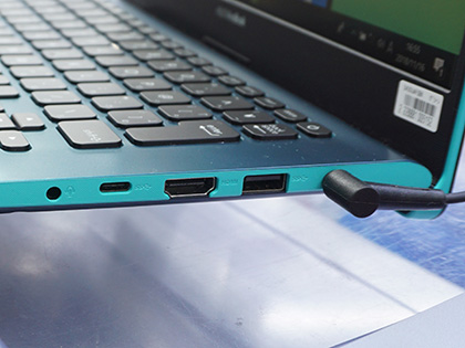 ビックカメラ専売の薄型ノート「VivoBook S14 S430UA」が発売、HDDを