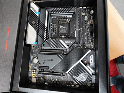 本格水冷対応のZ590マザー「ROG Maximus XIII Extreme Glacial」がASUS