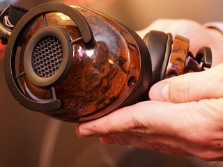 AudioQuest、初のヘッドフォン「NightHawk」。3Dプリンタやケーブル