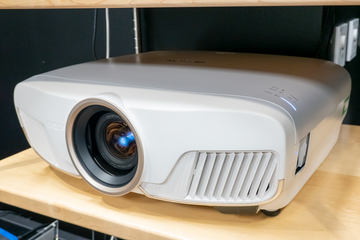 エプソン、4K/18Gbps/HLG対応プロジェクタ「TW8400」。約30万円 - AV Watch