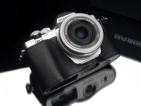 OM-D E-M10 Mark II」「FUJIFILM X70」用レザーケース - デジカメ Watch