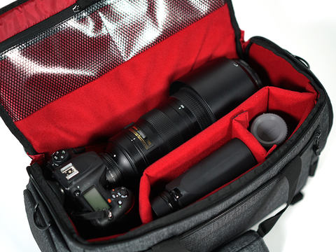 上と下、2つの開口部を持つ大型カメラバッグ - デジカメ Watch