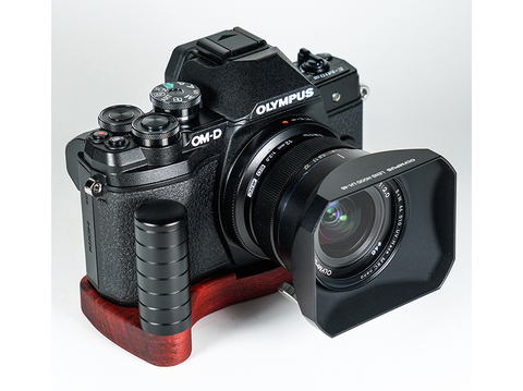 ライカCL」「OM-D E-M10 Mark III」用のグリップ付きカメラベース