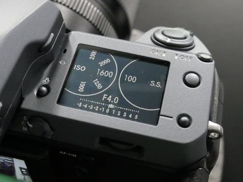 富士フイルム、1億画素ミラーレス「GFX100」の実機をお披露目